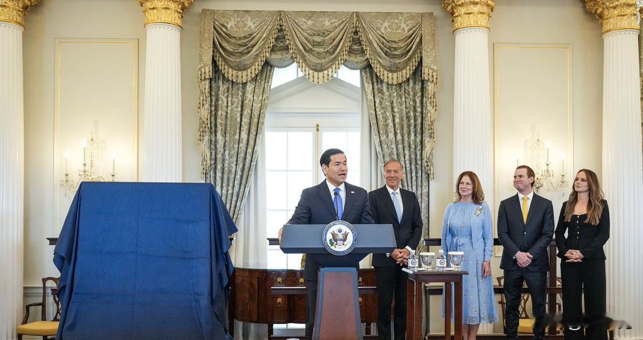 美国前国务卿蓬佩奥今天写道：“重返国务院参加本人官方肖像揭幕仪式，我深感荣幸与谦