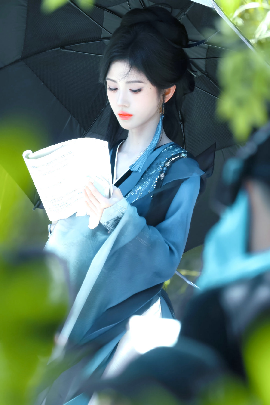 jjy鞠婧祎千香 jjy鞠婧祎姜黎非 “玫瑰之所以是玫瑰，是风与光的眷顾，更是视