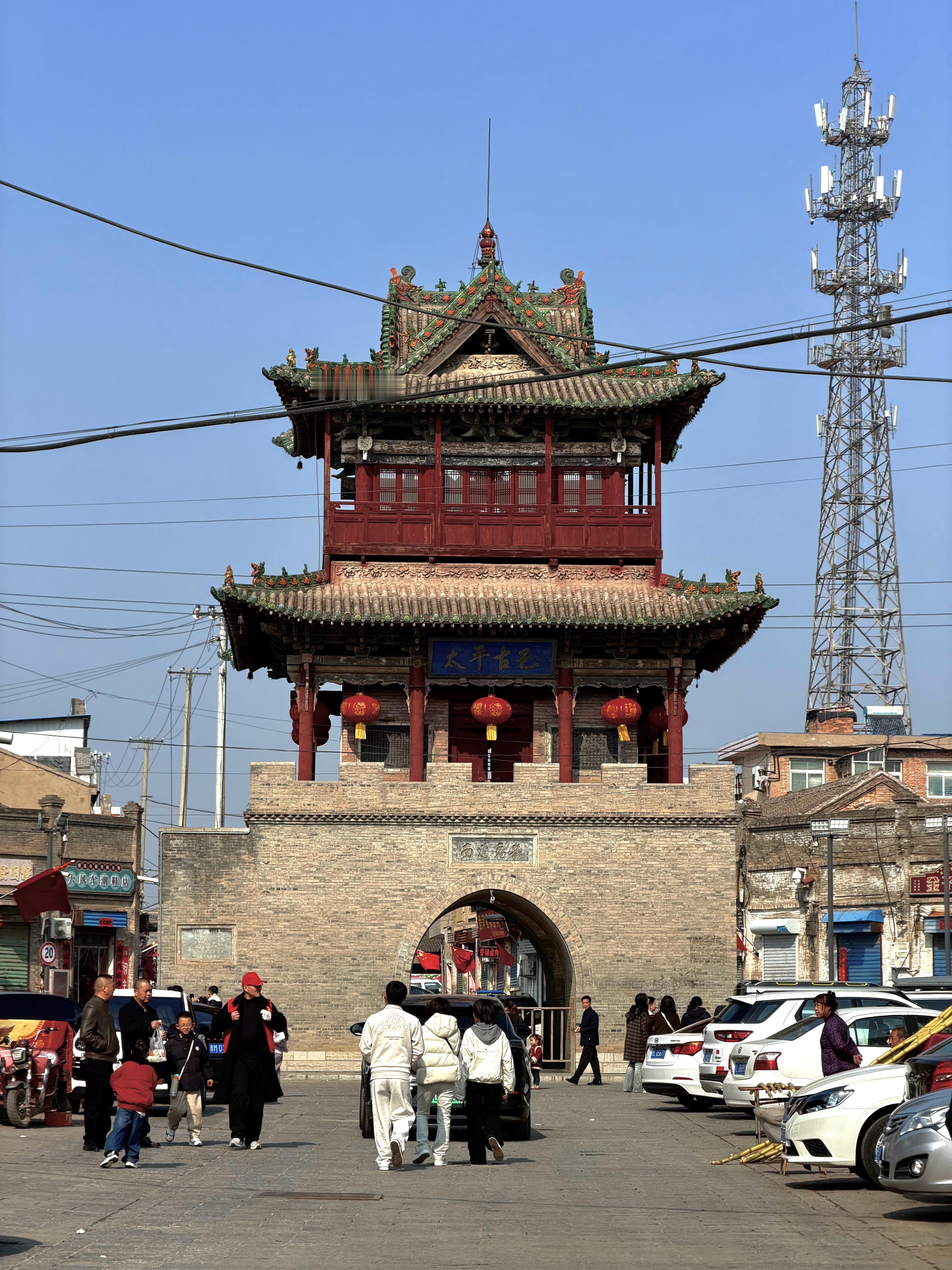 刚到汾城鼓楼，抬头看见“太平古邑”四个大字，这可不只是个普通县城。这里曾是尉迟恭