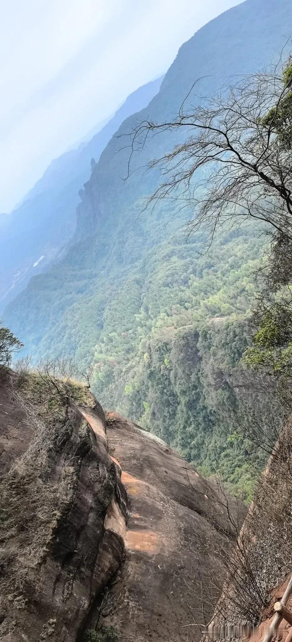 丹霞巴寨，山势巍峨，攀登之路充满挑战。陡峭的石阶蜿蜒而上，每一步都需凝聚力量与决
