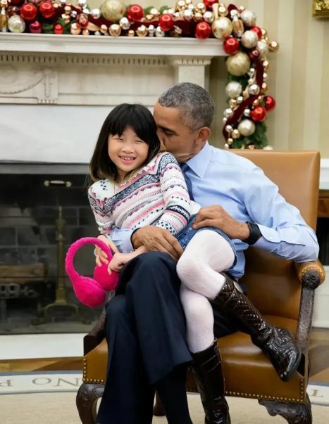 2015年时任美国总统的奥巴马在白宫办公室内与一个小女孩嬉闹，小女孩是他的侄女。