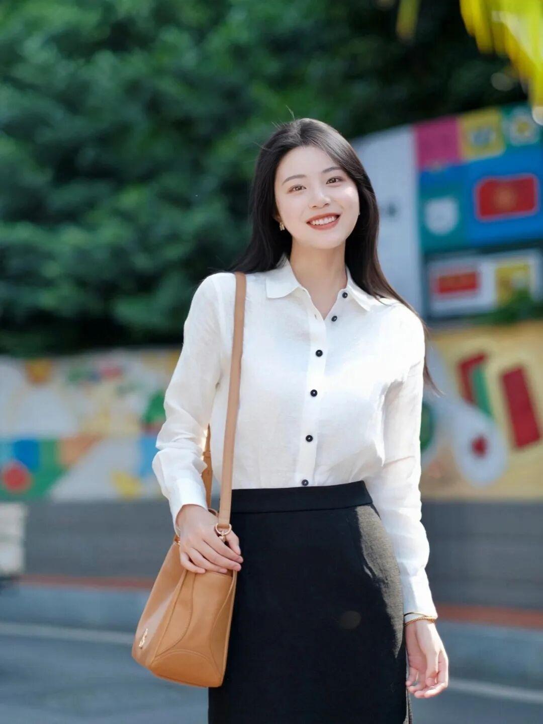 浊世污纪，
不媚世俗，永远清澈！