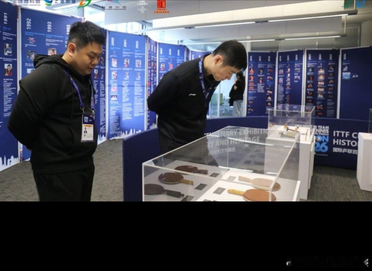 国际乒联百年巡展伦敦开幕王励勤现身伦敦乒乓百年展 王励勤作为国乒功勋名将，赛场实