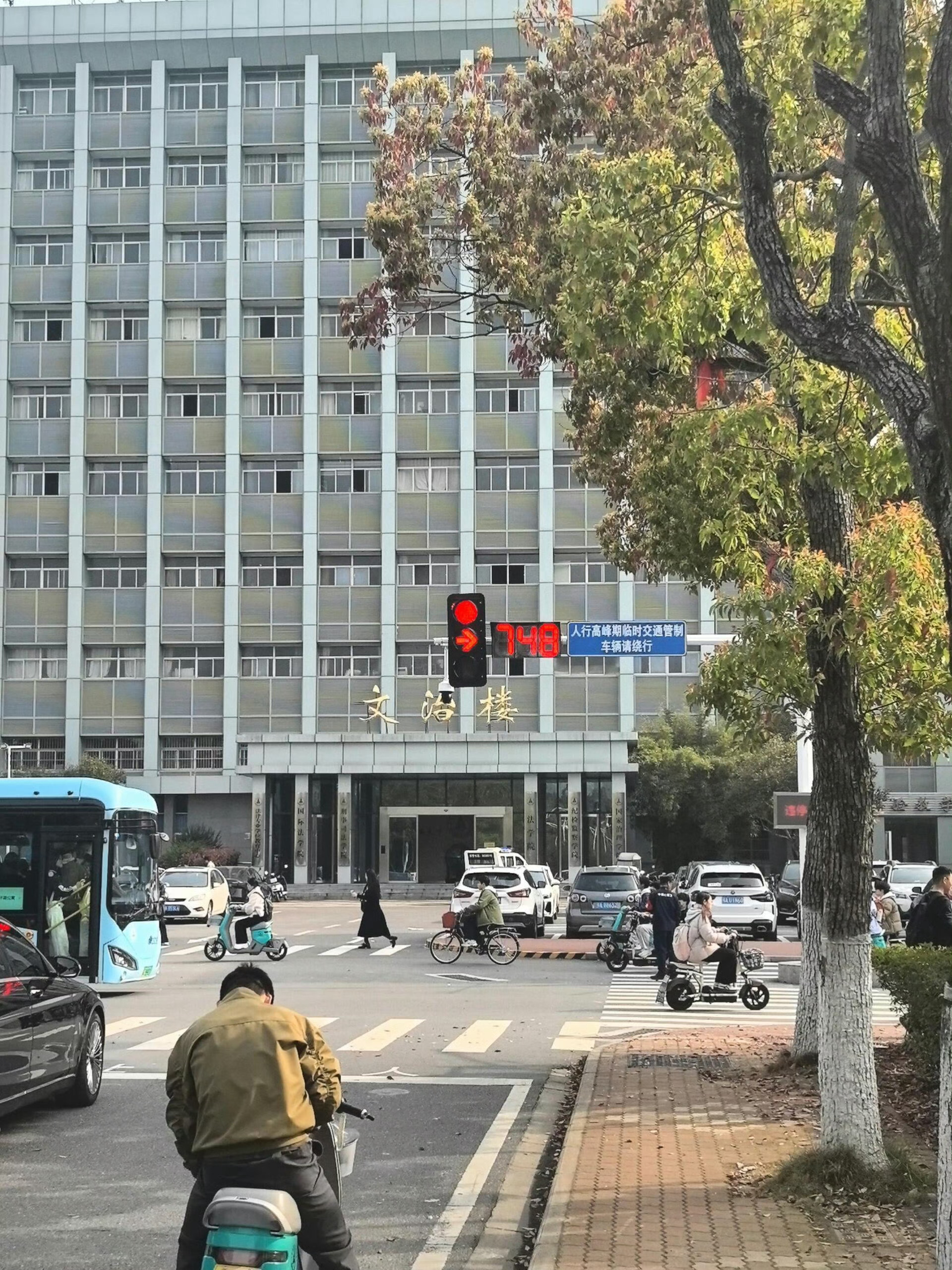 第一次见时间这么长的红灯，真的有人能有耐心等完吗？？ 