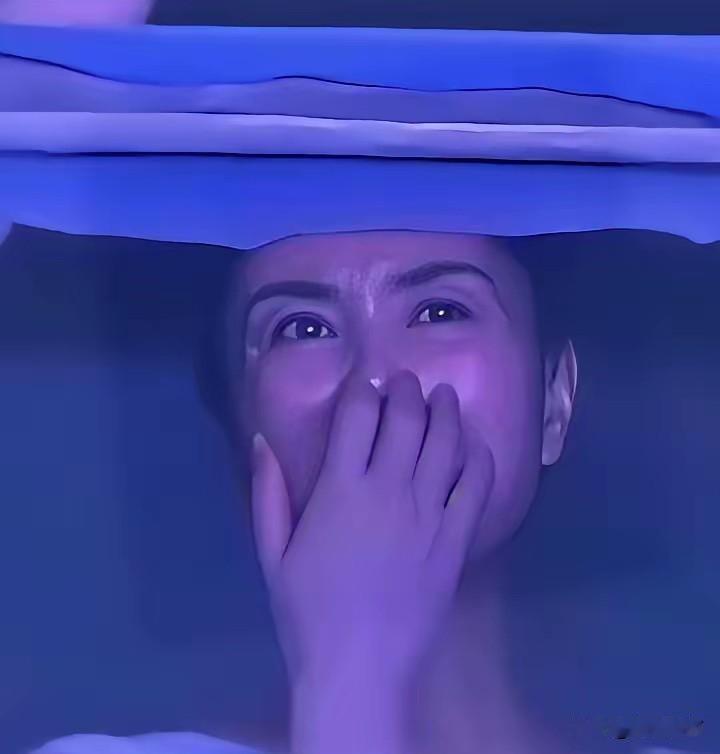救命！高冷天后人设彻底崩塌！
就在昨晚，谢霆锋鸟巢开唱，全网热搜居然集体“跑偏”