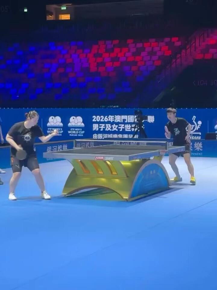 莎莎好人佳佳好姐妹，澳门适应场地，真的好牛，莎姐又在溜佳佳，很有气势的姐妹！
偷