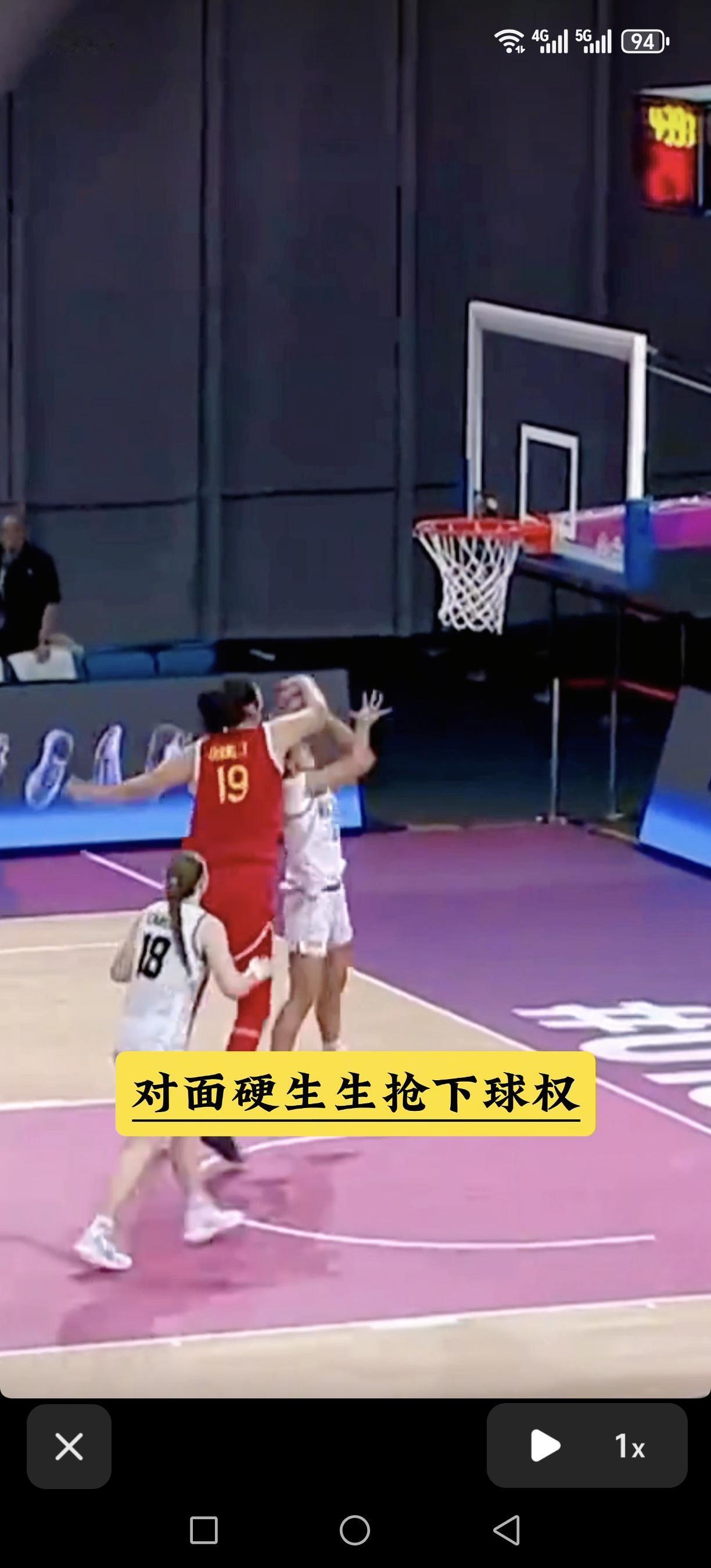 中国女篮盖帽最多的球员，应该就是张子宇！画面中就像大人打小孩一样，这么简单！新西