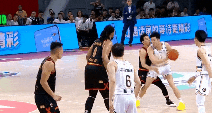 一次防守犯规后，闵鹿蕾冲着沈梓捷喊：你好好打球，冯欣这球我是这样看，孟子凯确实被