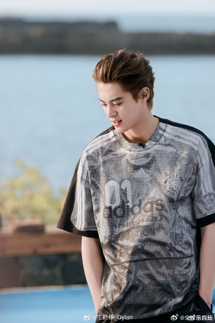 王鹤棣谁让我生气我骂谁王鹤棣说谁让他生气就骂谁他从不用伪装讨好世界，生气就直白表