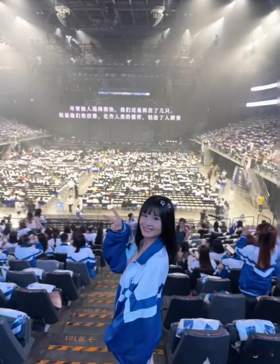 当年校长让你们穿校服要死要活的[黑脸]