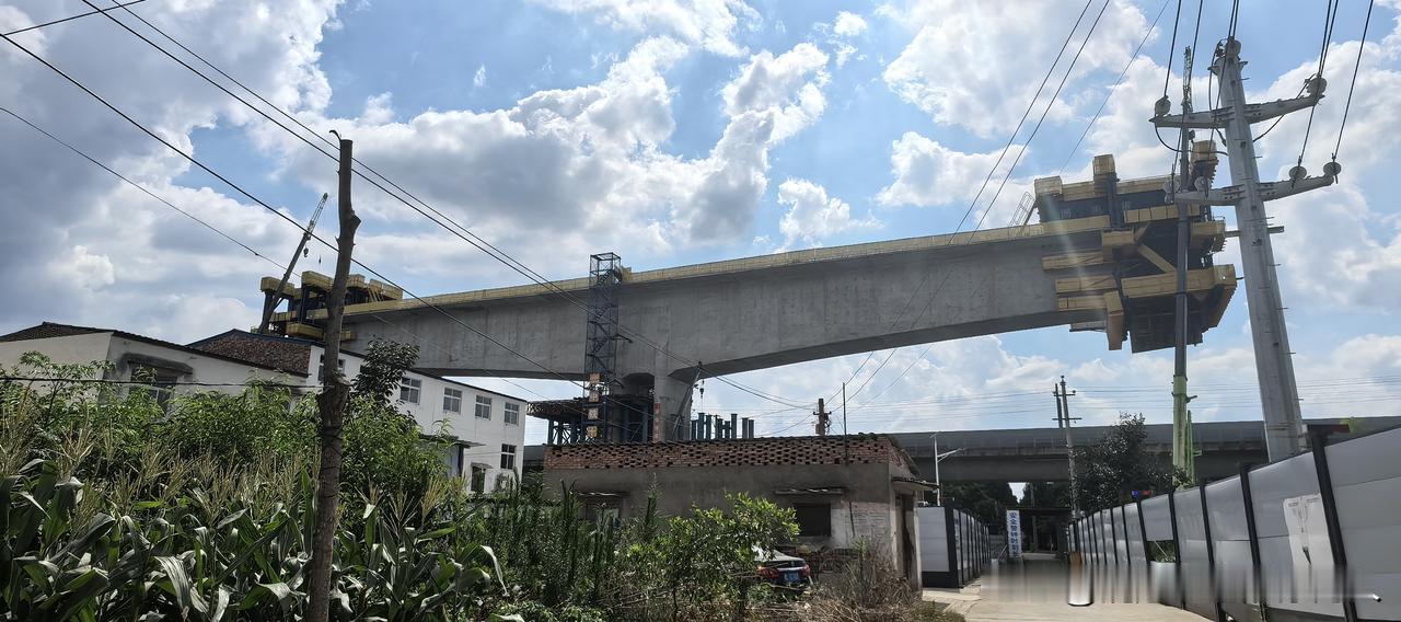 【平漯周高铁建成后，这个村子有三条铁路线从这个村子周边经过。你知道这个村子？】平