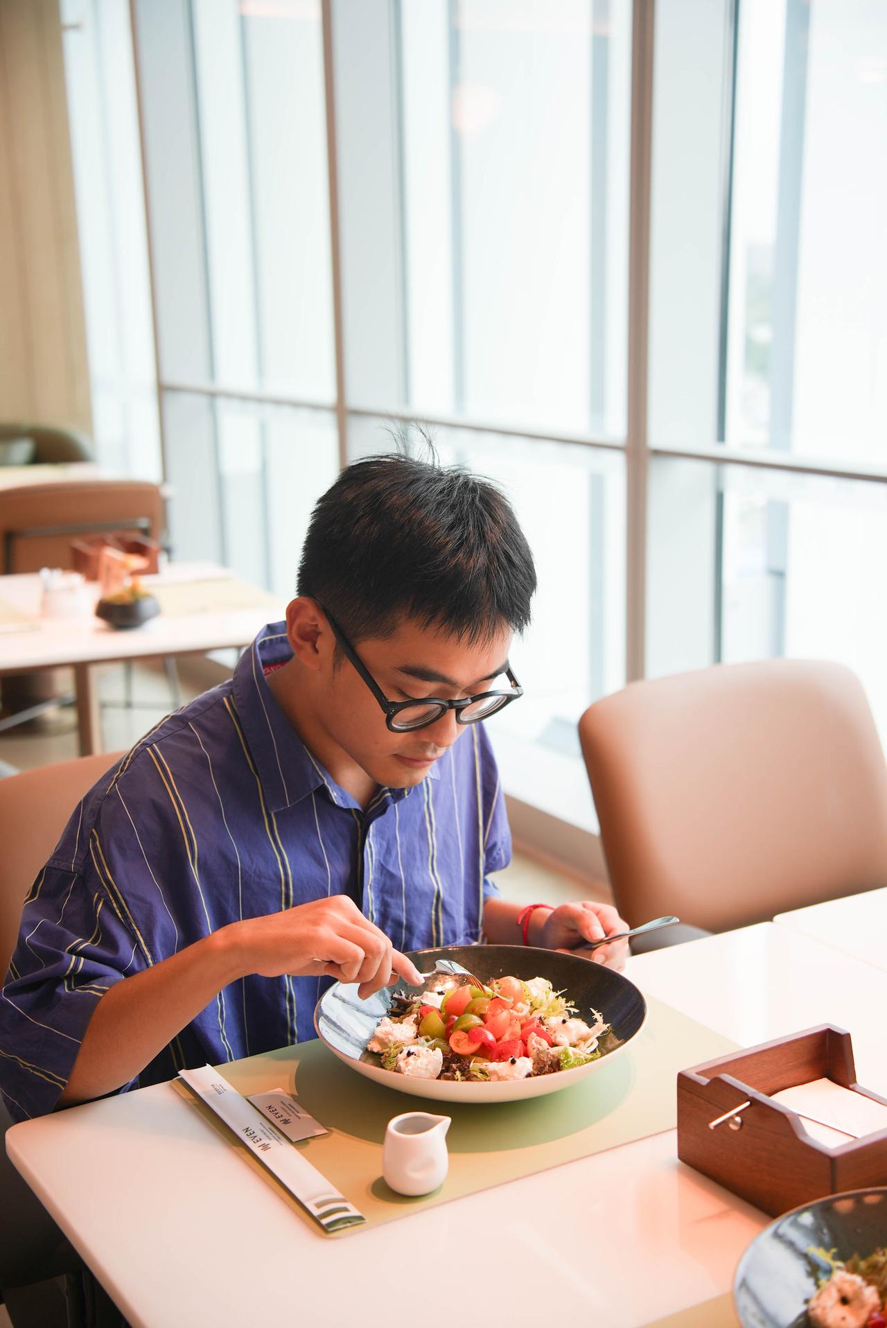 广州白云站，出站步行 3 分钟，连地铁都不用换乘，拖着行李箱也能轻松入住，懒人度