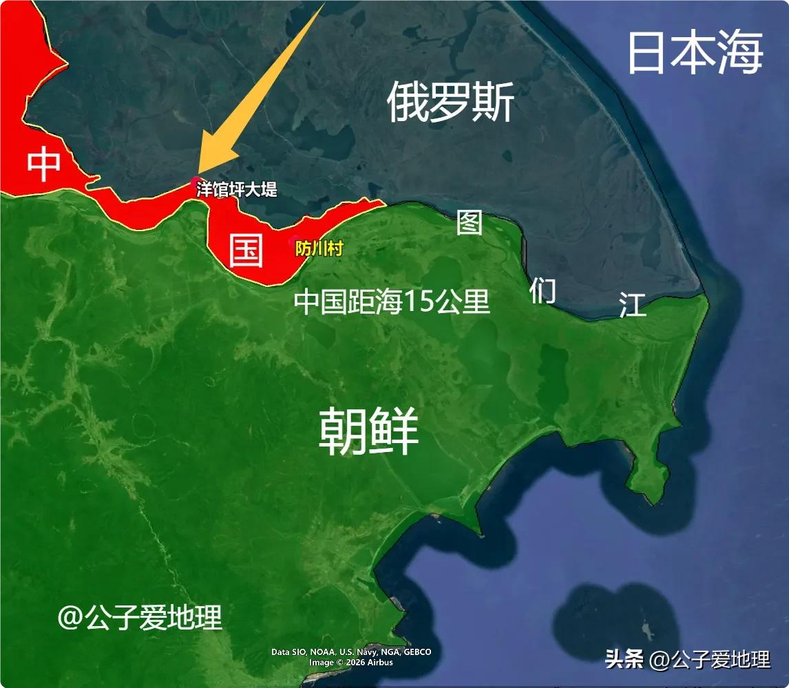 你敢信吗？中间 8 米的公路竟是我国的国土！
站在一条公路上，往左轻轻一步是俄罗