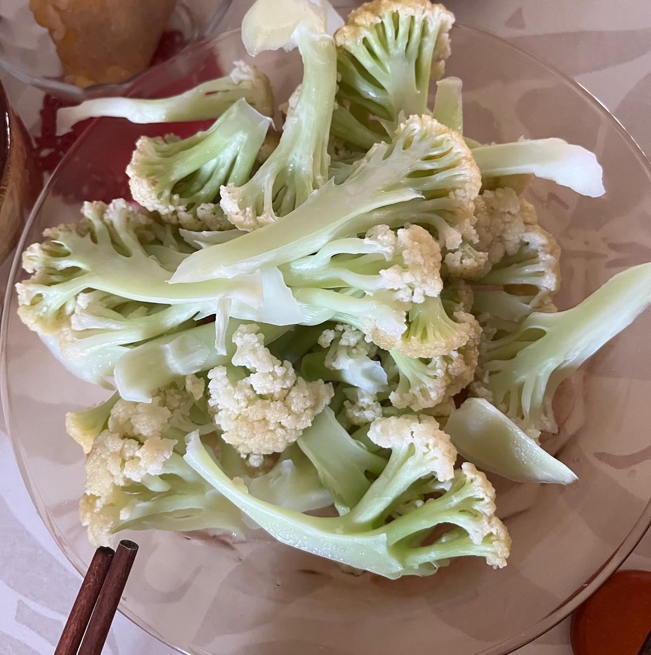 六一早晨吃什么
炒花菜，红萝卜炒鸡蛋
香椿饼，大米粥
饭后两块水果
这水果不是我