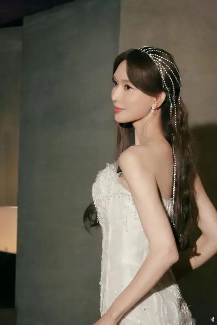 王晶称林志玲是包装出来的美。近日，导演王晶在一段访谈中对“国民女神”林志玲抛出犀