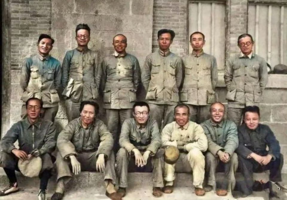 毛主席早就发现了一个真理：人要想变坏，往往就是从不再干体力活开始的。人只要脱离了