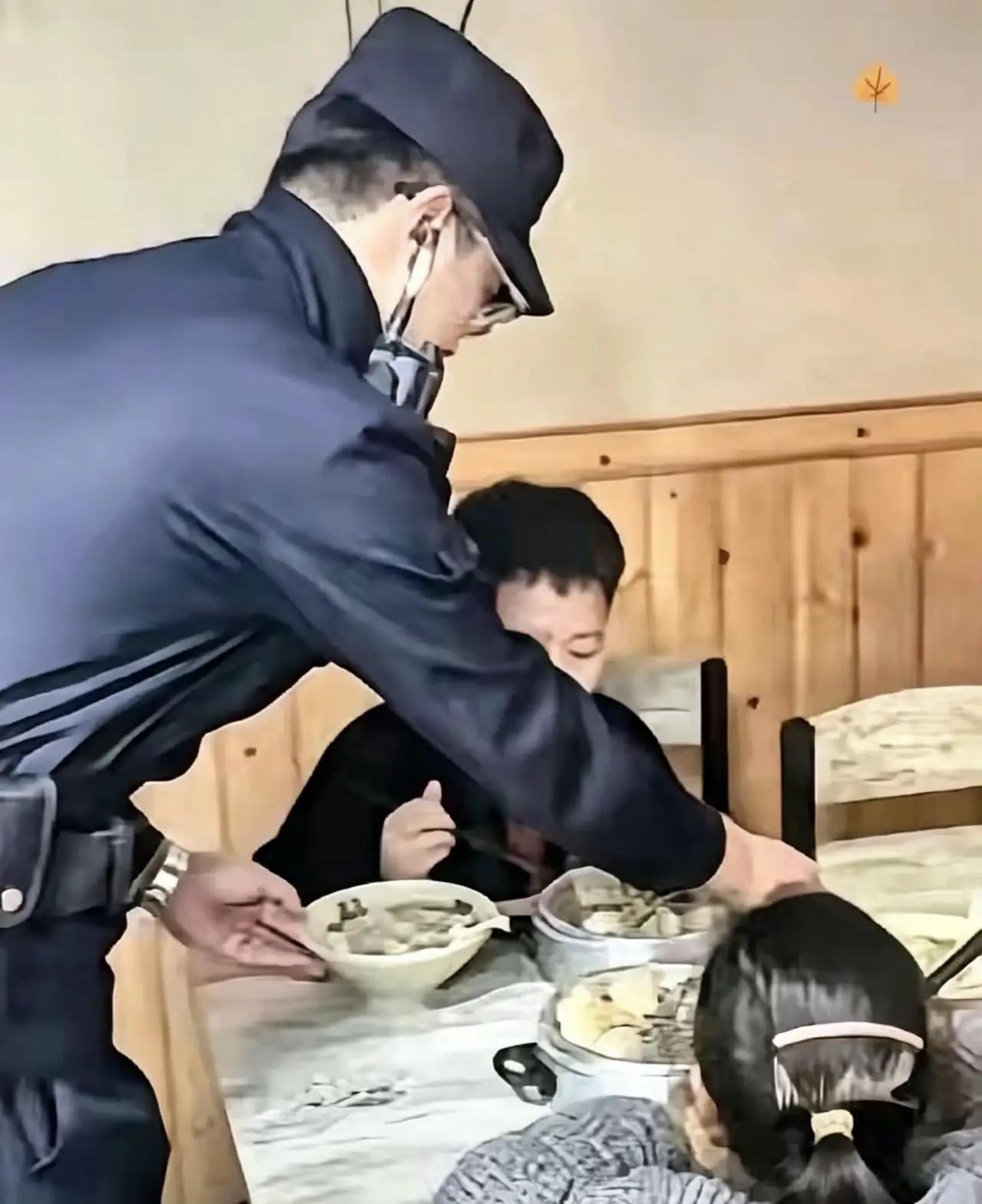 9岁男孩饿到报警，没人指责他的爸爸，反而暖哭了全网

浙江杭州富阳，一个9岁哥哥