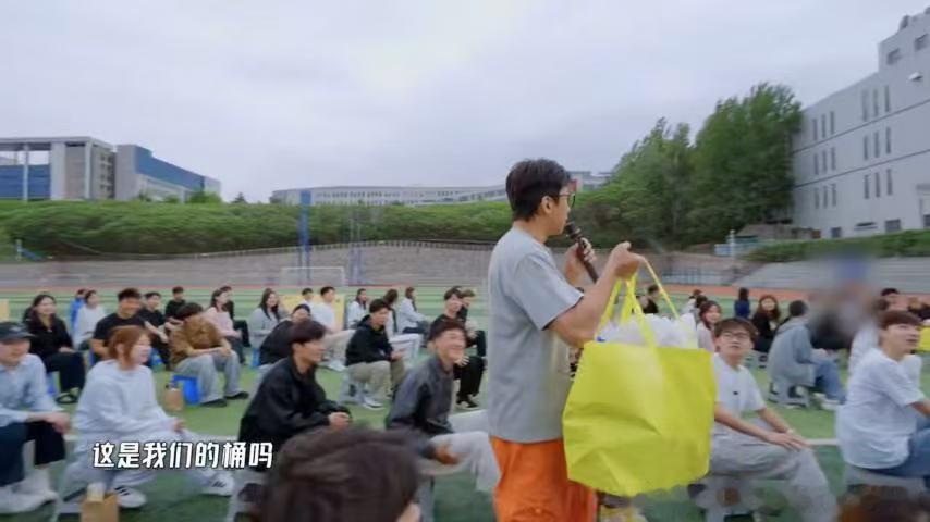 谁能拒绝这种“老父亲”行为啊！邓超看学生穿得少，二话不说就把外套给人家穿，那句“