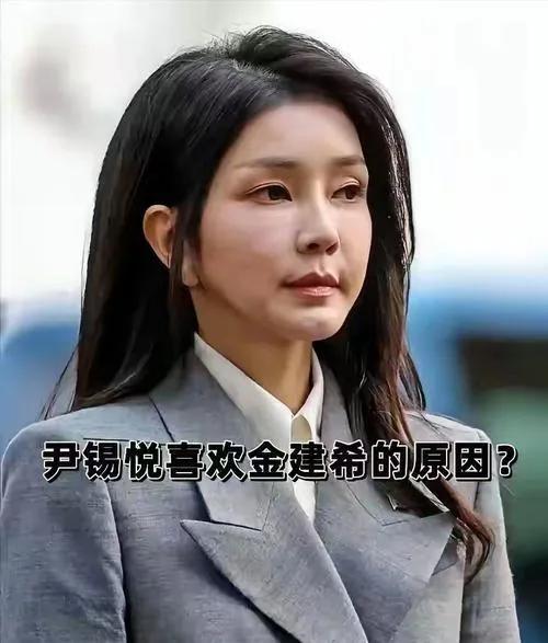 靠脸吃饭的金建希可咋办？
这眼瞅着被抓进去了，
这面部的岂不是保养很难了？
在被