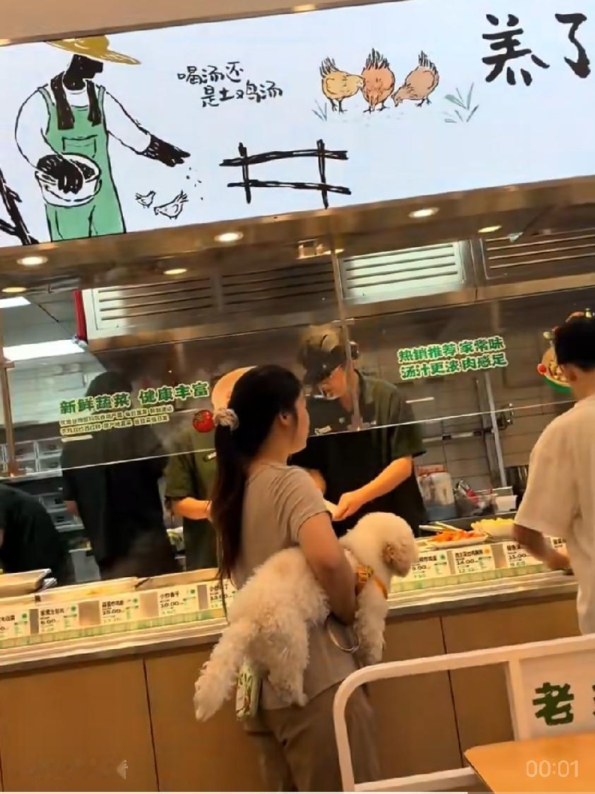 江苏苏州。一品牌连锁快餐门店内。一女子携带宠物狗进入餐饮店内就餐，期间直接将怀中