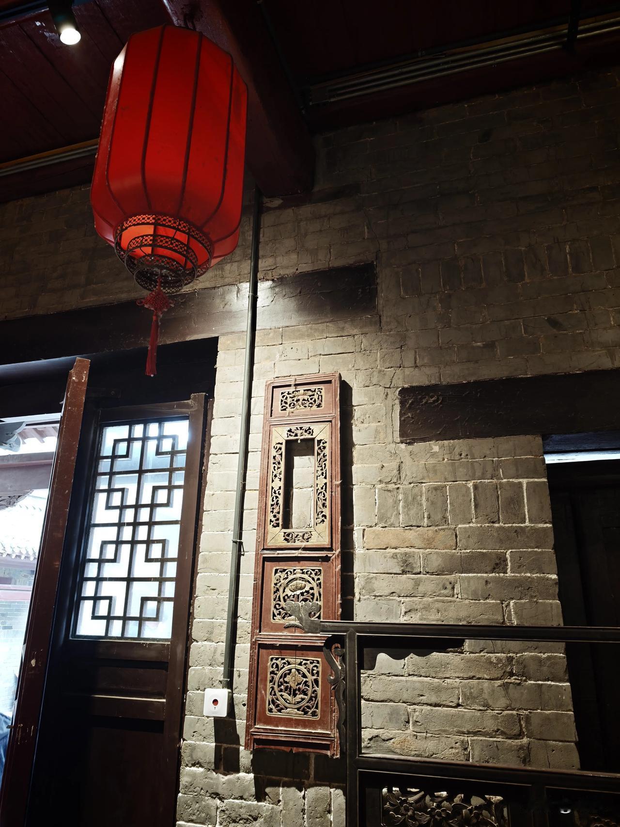 大家都是普通人，只是运气和机会不一样而已。
有钱就飘、看不起人，那是人品不行，不