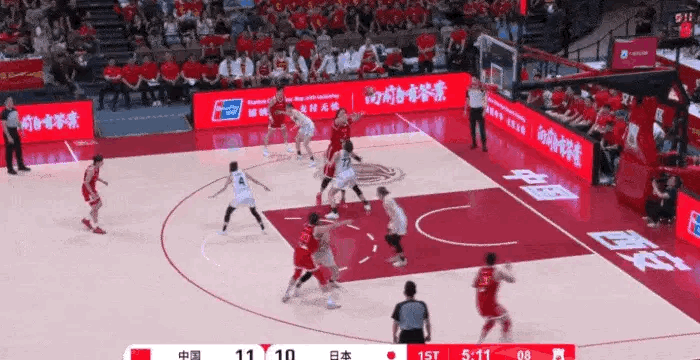 至于张子宇，她全场比赛给人印象最深的就是近乎无敌的高举高打，但其实她在禁区的防守