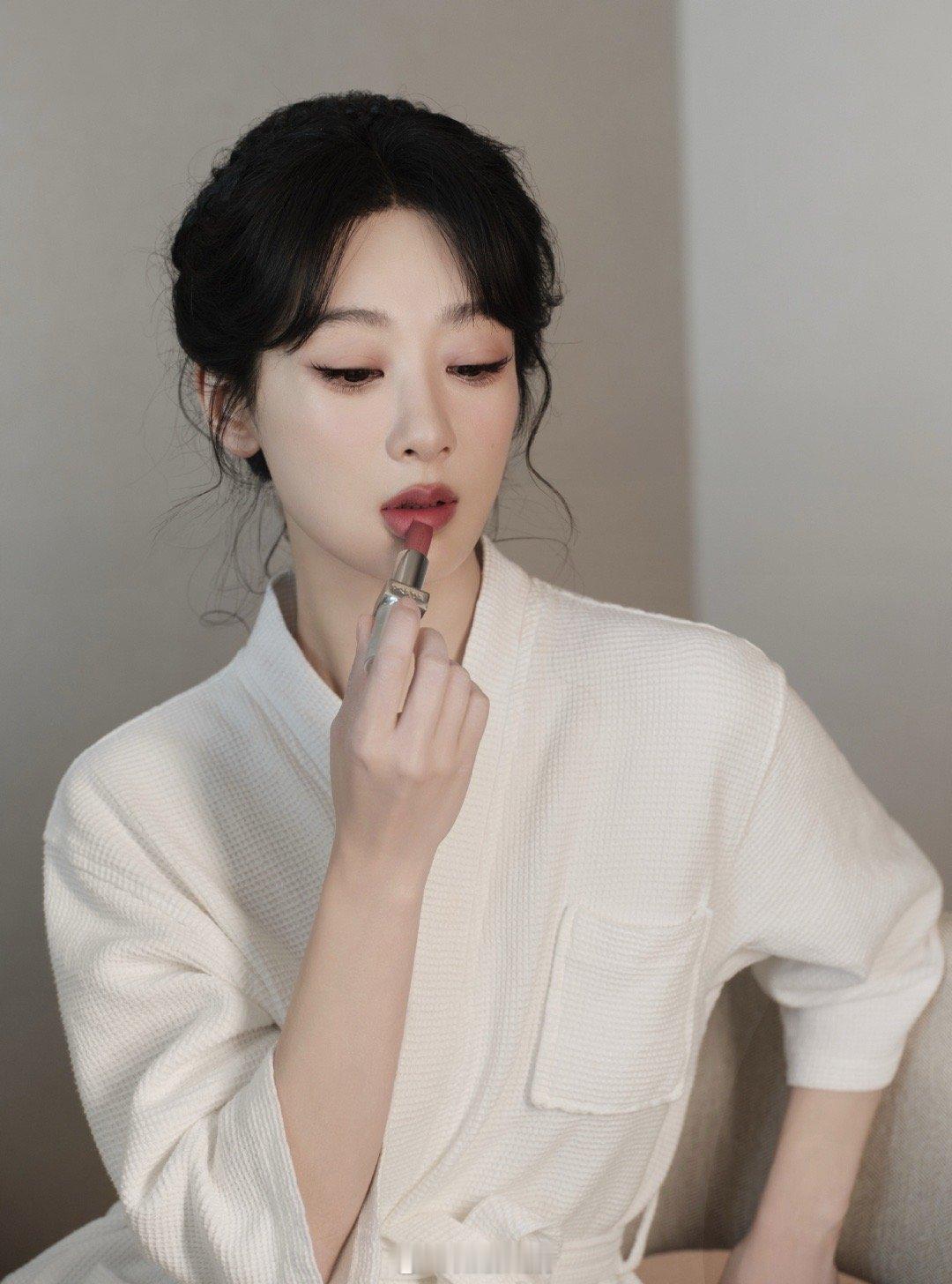 杨紫也是美到让人窒息[色][色][抱一抱][抱一抱][舔屏][舔屏][心][心]