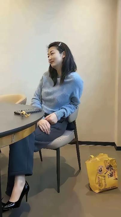 什么的女人,更有魅力? 
不经意的动作暴露了她的爱好。