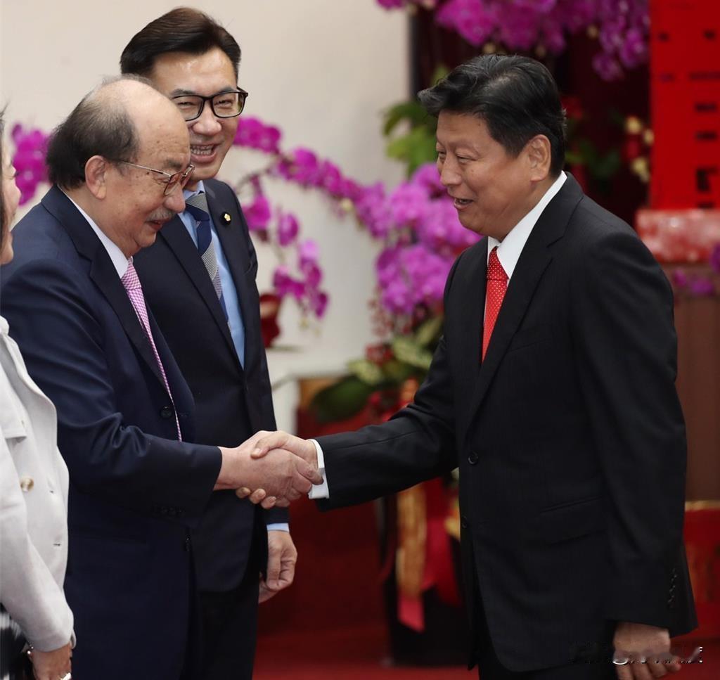 柯建铭脸书轰国民党民代能力30年来最差，外界叹民进党民代即失格又失能，进退失据。
