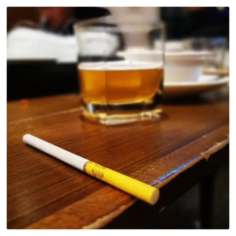 一辈子不烟不酒,会不会活得更久? 一辈子不烟不酒，大概率会活得更久。烟酒对身体危