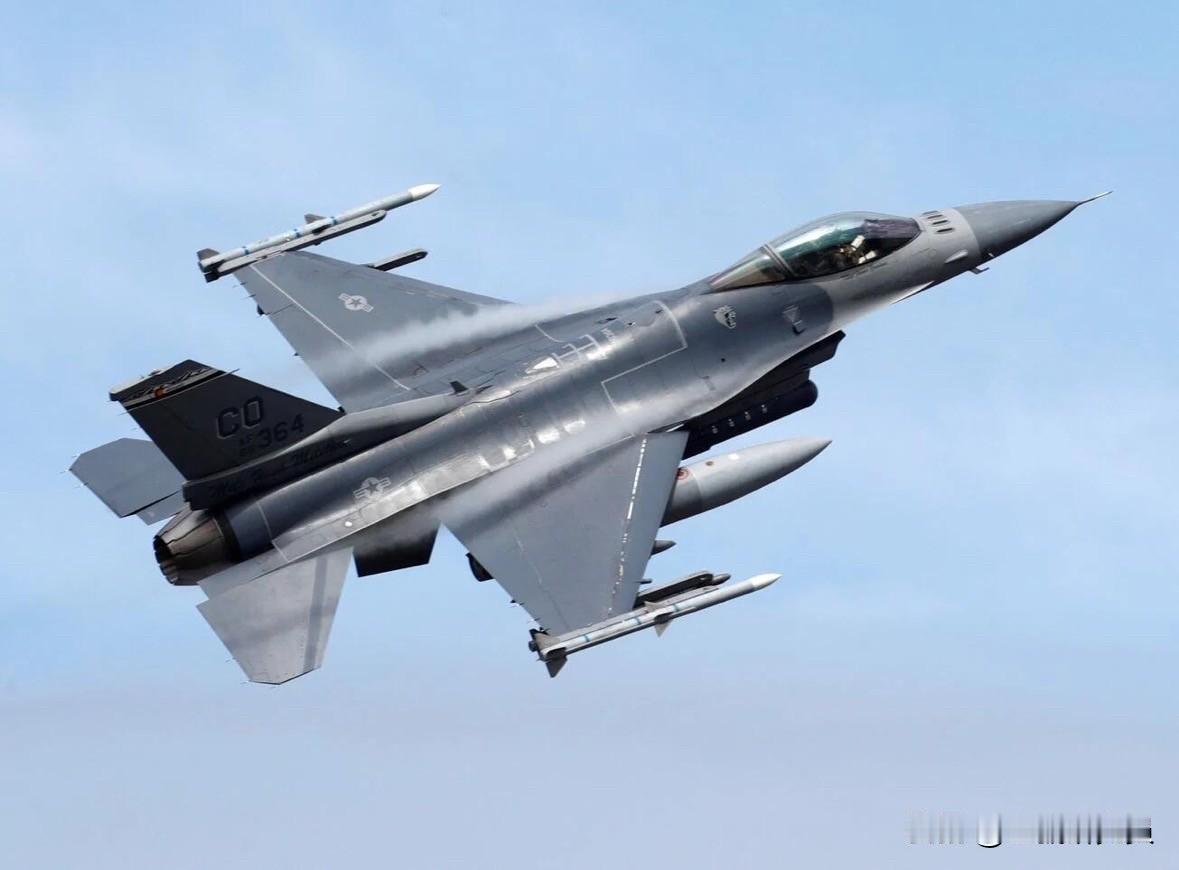 台向美采购F-16C战机，首批即将返抵台。目前F-16与伴飞的KC-135空中加