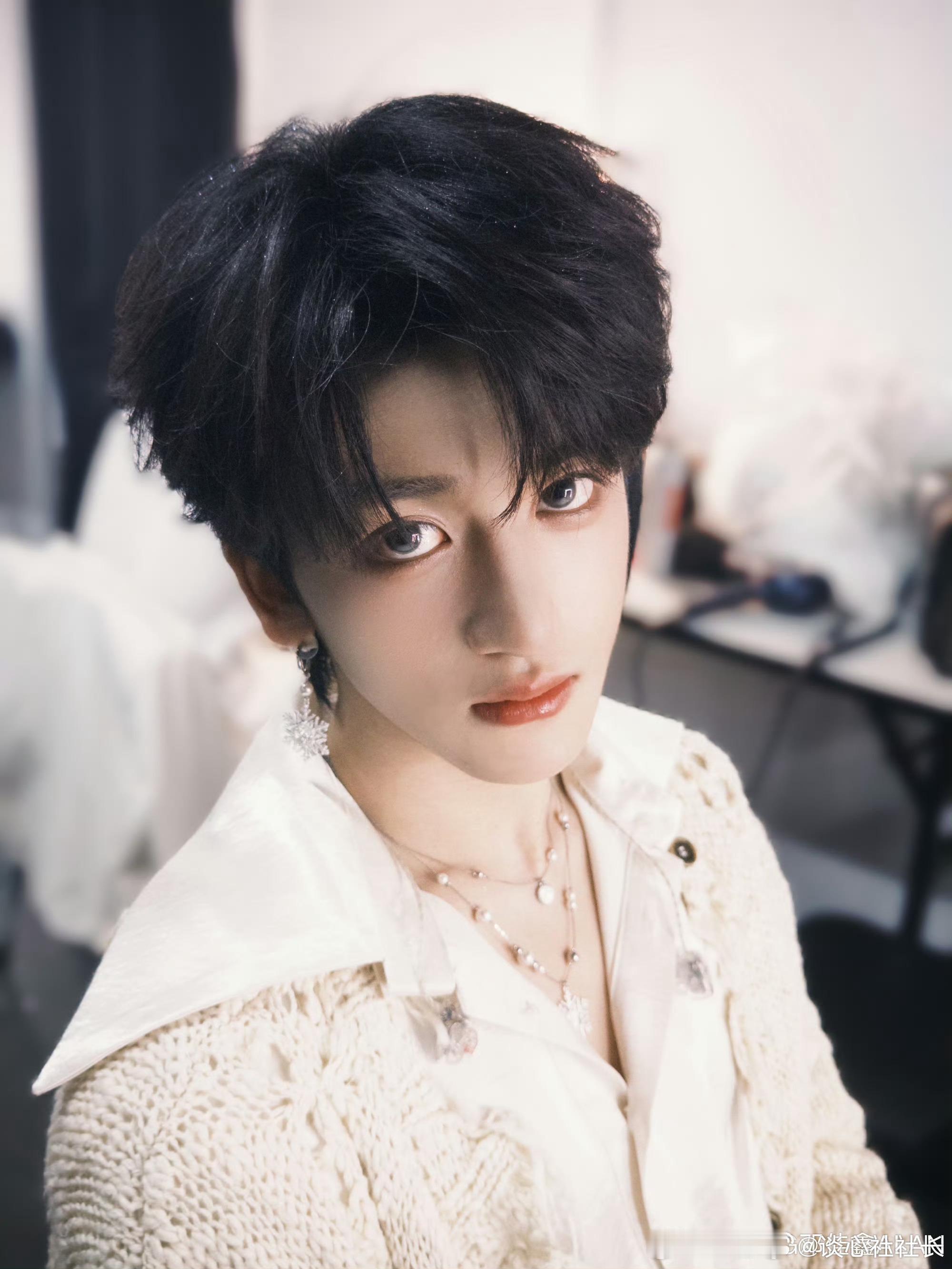 邓佳鑫新歌等等一起听起来 邓佳鑫新歌《等等》终于上线啦！这次由新华网与浙江卫视一