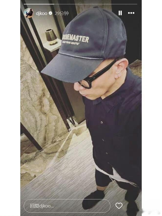 #大S被曝带孩子在韩国住酒店#感觉具俊晔这张自拍照，看起来不太开心，也没分享跟大