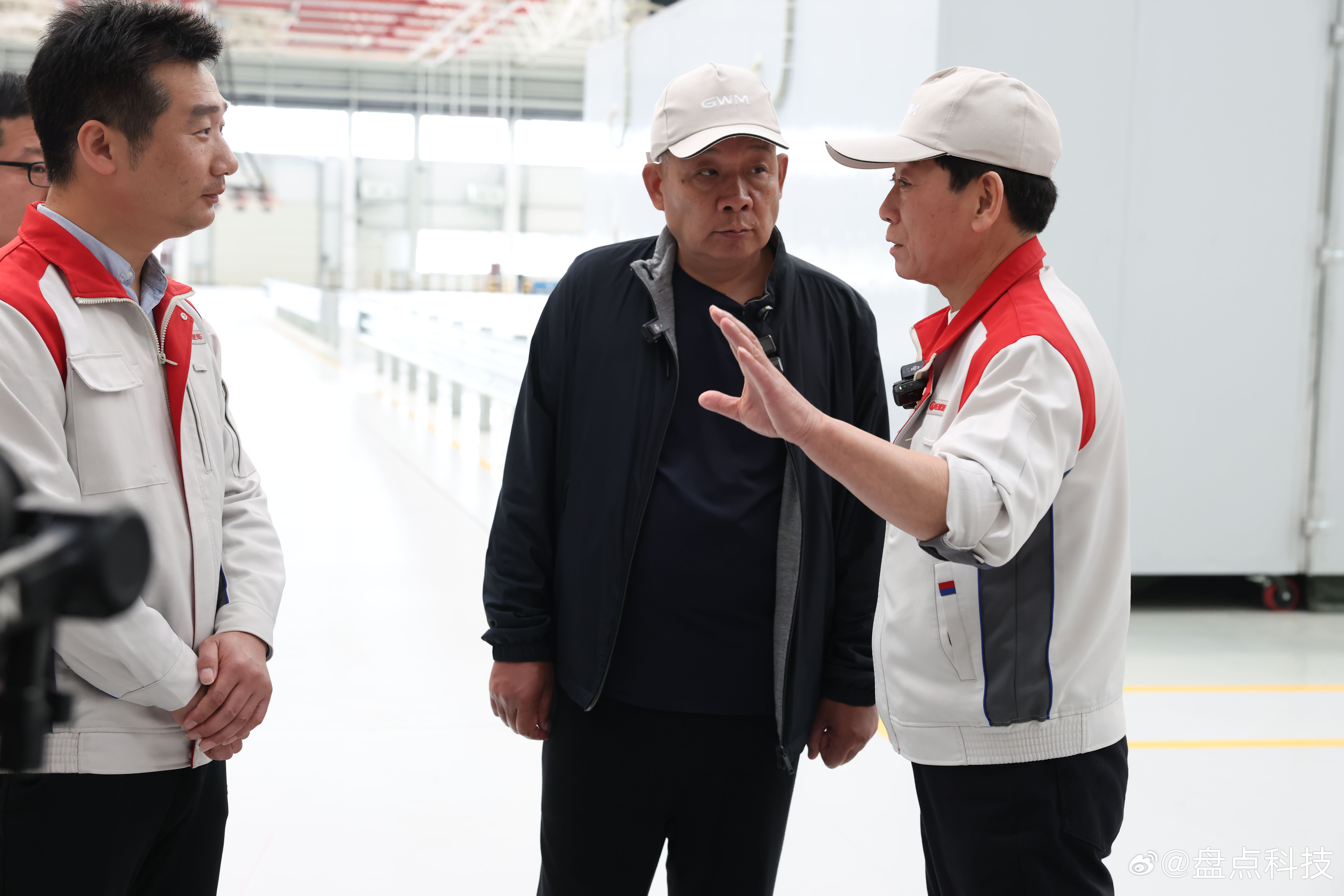 于东来魏建军同框唠嗑也太有料了！俩大佬核心理念高度同频，都是把人放第一位的实干派