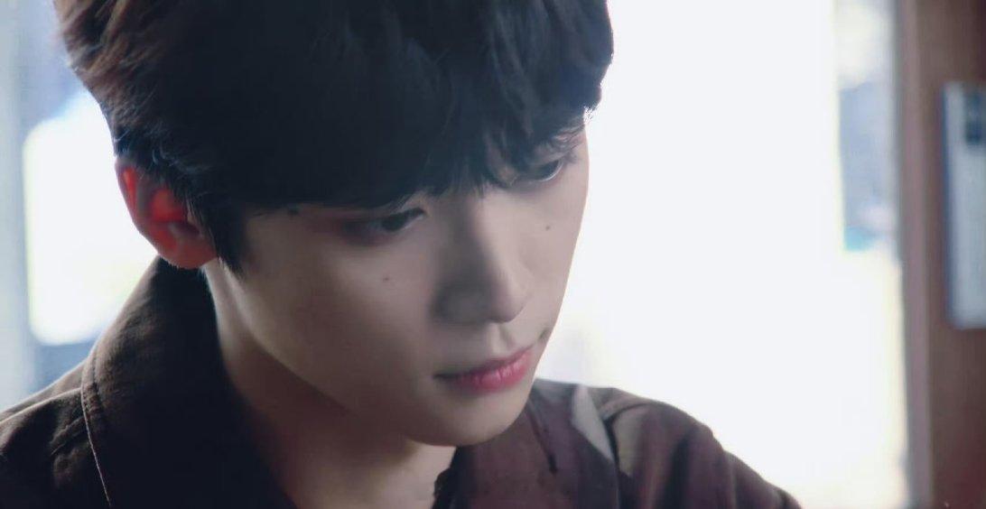 梓渝的新歌MV截图来了，走的还是小清新的男大风格啊，也是跨界的很努力了，直接从演