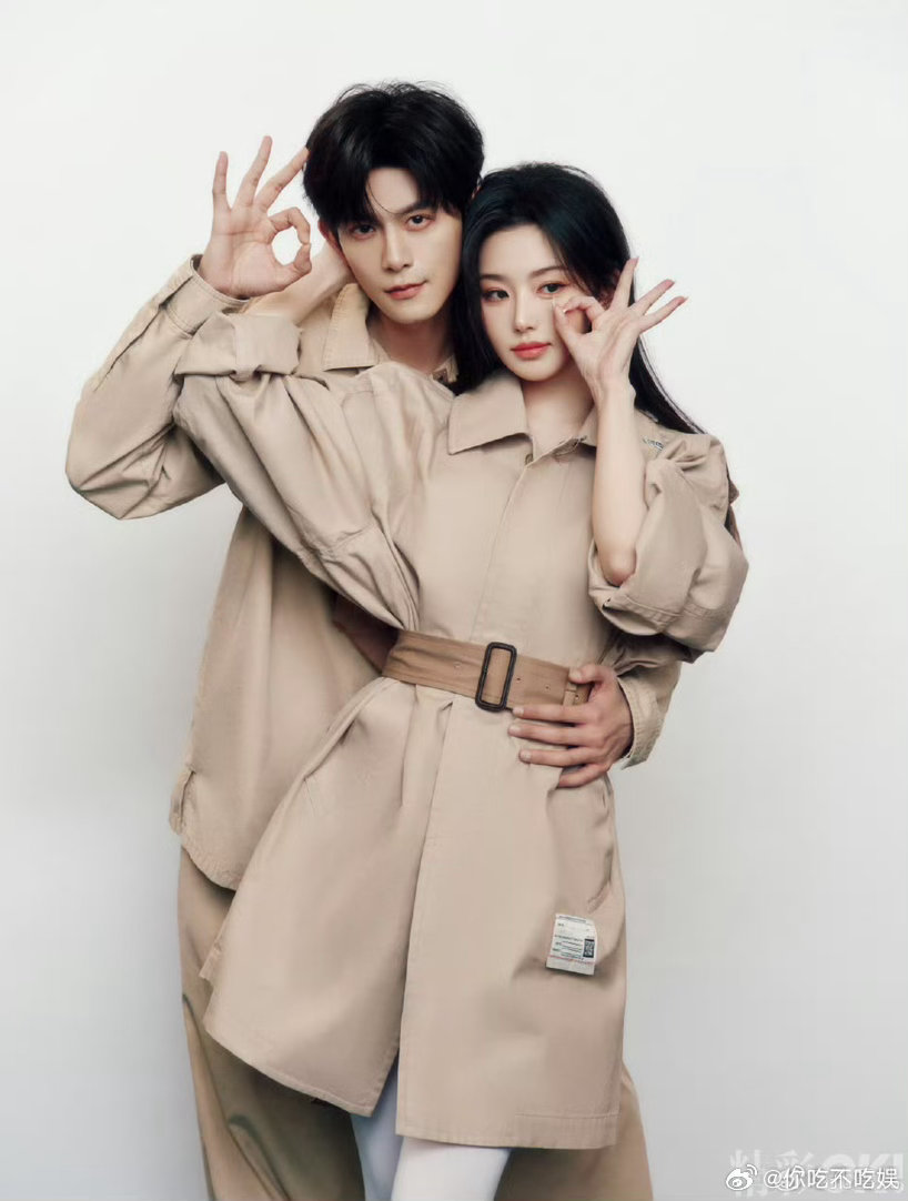 换成现代装就有点缺cp感了。 