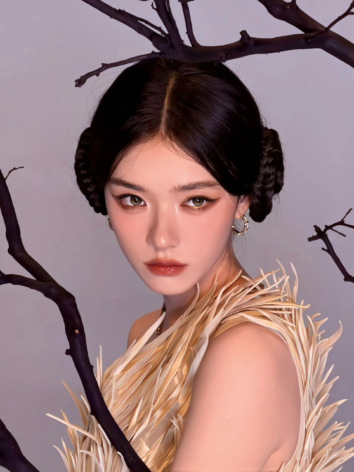 王崇给林允化的白金雀神妆林允白金雀神妆 王崇给林允化的白金雀神妆，太美了，孔雀塑