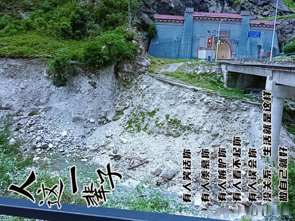 我仍觉得这里像是一个矿山，其实这是甘孜的大山。
在这里很多山就是这样，光秃秃的，