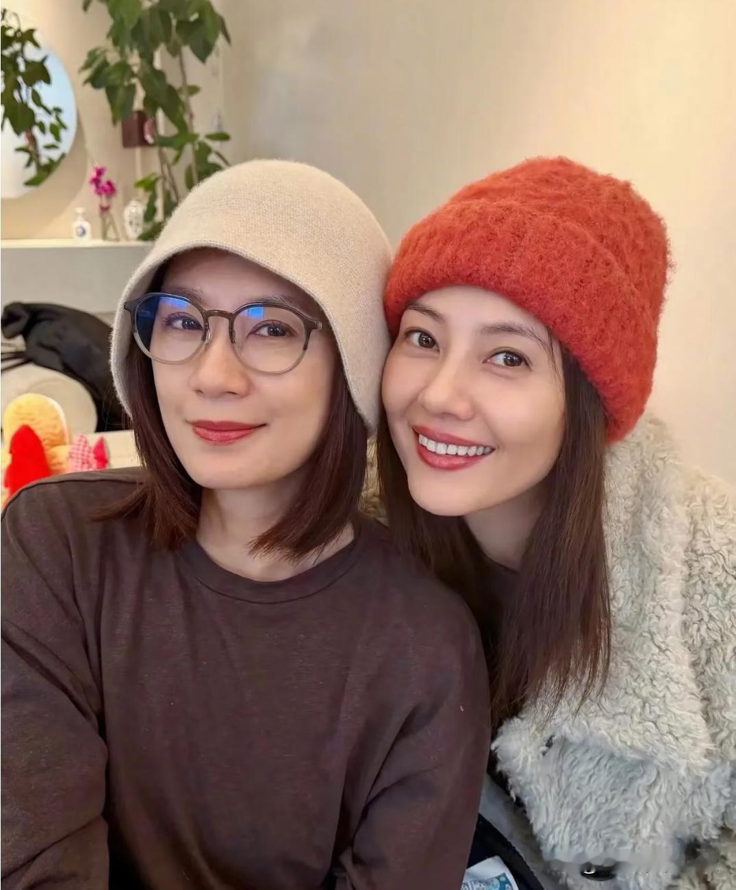 2025年，贾静雯与好友高圆圆相聚，两人穿着居家服，戴着帽子，笑容温和端庄，两人