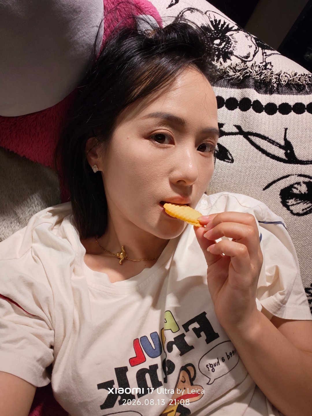 早饭吃了30克麦片，中午忙工作错过了午饭，下午四点回到公司吃了一碗泡面……现在有
