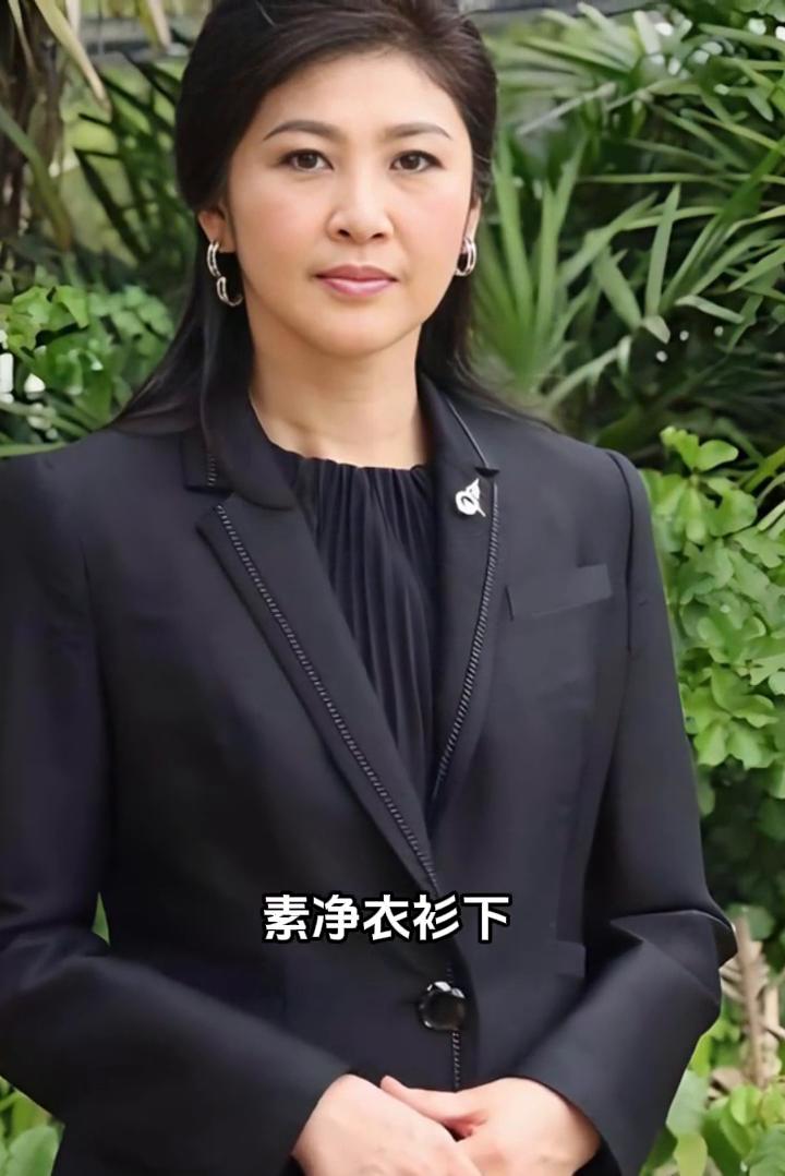 英拉的美不张扬却动人，无需锦衣与红唇点缀，素净衣衫下那份从容与柔暖静静流淌。眉眼