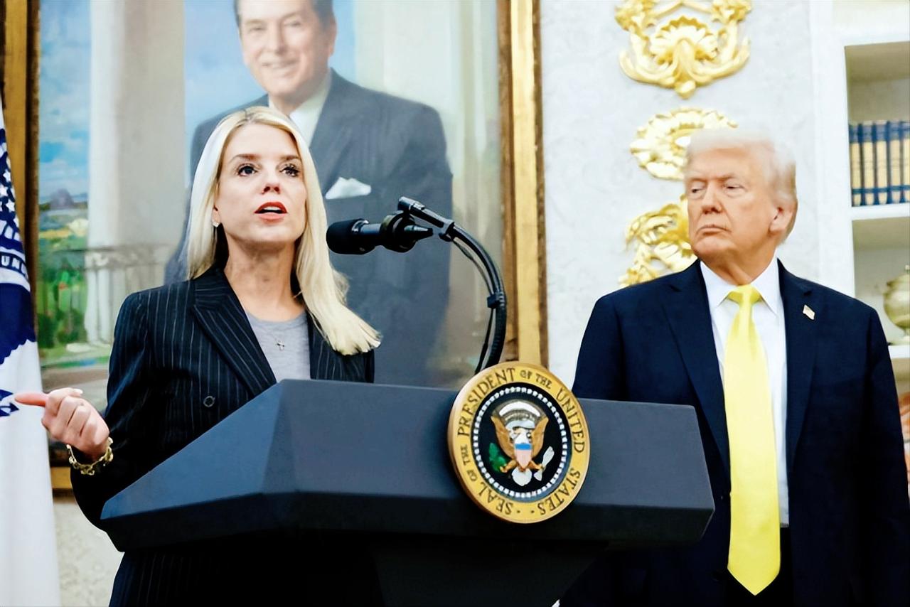 最近美国政坛可是真热闹，特朗普直接把现任司法部长帕姆·邦迪给免职了，这已经不是第