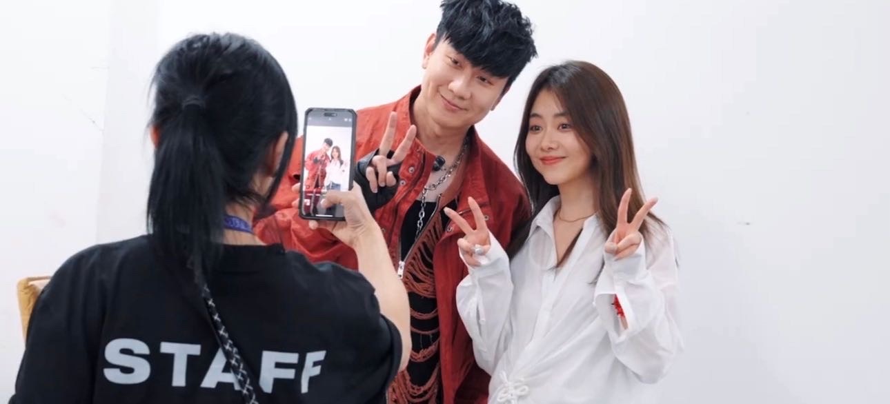 #林俊杰太原vlog#在JJ太原站演唱会vlog中看到了后台的谭松韵！两人还一起