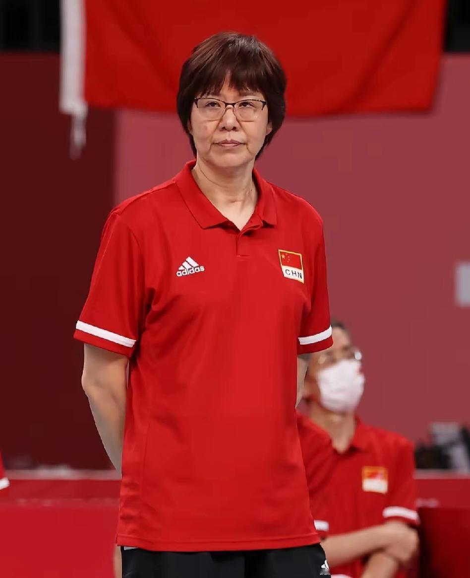 郎平这人生简直是开挂级别的圆满！

年轻时是女排“铁榔头”，跟着队伍拿遍世界杯、