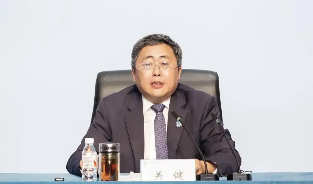 “影帝”的假证件，终究穿帮了！谁能想到，一位高校党委书记，手里攥着假身份证，在商