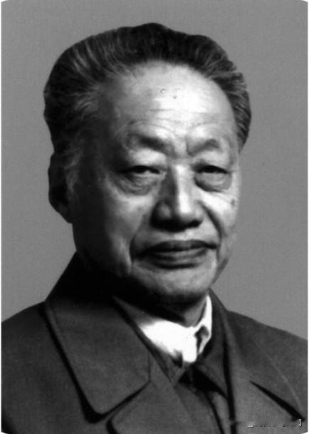 他1911年出生在四川达县。1929年参加革命，曾担任周恩来总理秘书。历任四川省