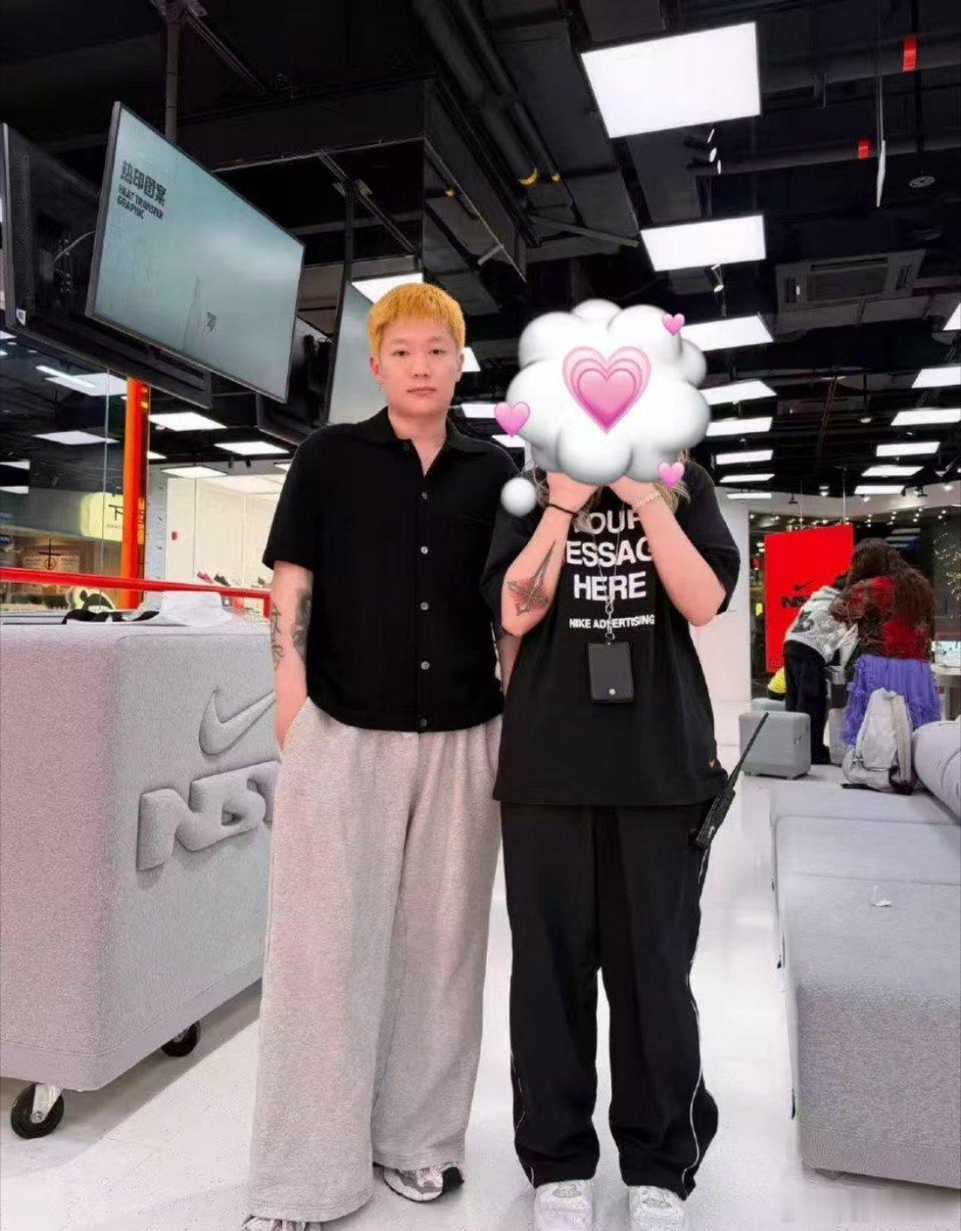 久违现身！粉丝在上海偶遇PGONE ​​​