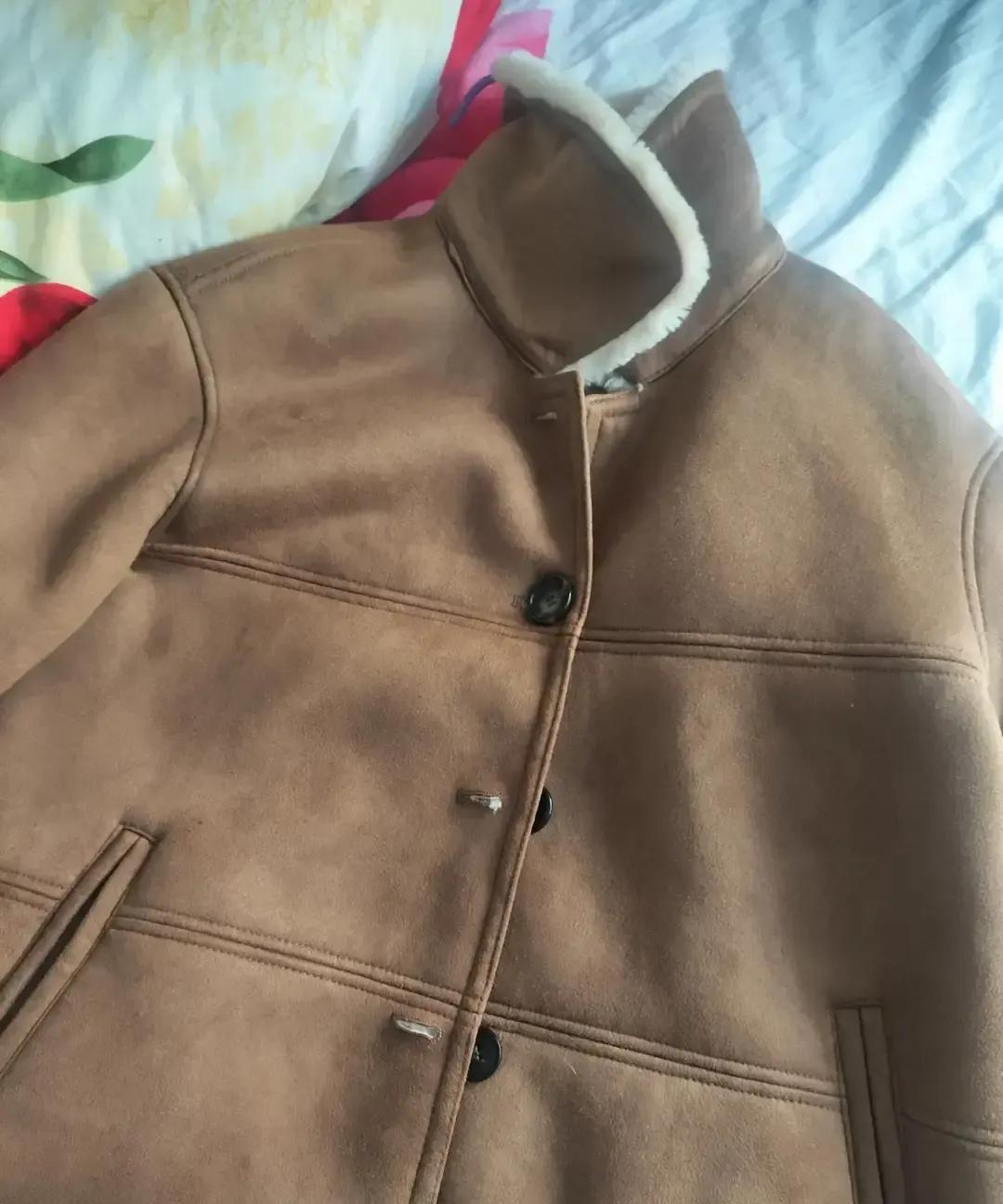 288块的外套我去年穿得像明星，今年照镜子只想原地消失。
领口太窄，袖子太阔，颜