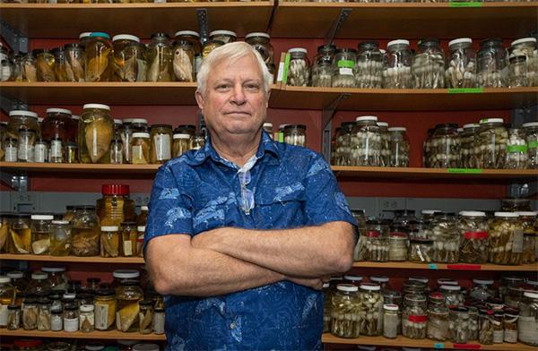 美籍海洋生物学家肯特·卡彭特在菲律宾东内格罗斯省的住所里被三个蒙面枪手一枪爆头，