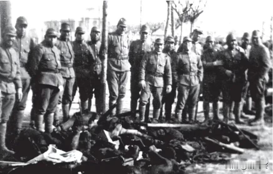 1937年，南京！
一群鬼子军官在镜头前露出得意的笑容，他们的脚下是一堆残骸，身